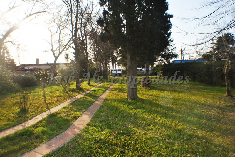 Imagen 1 de Terreno estratégicamente ubicado en esquina, zona Real de San Carlos, a paso de todos los servicios.