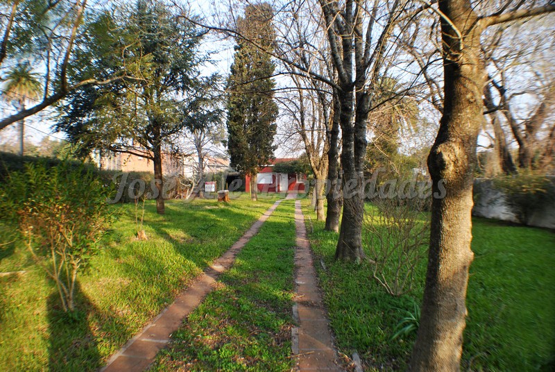 Imagen 2 de Terreno estratégicamente ubicado en esquina, zona Real de San Carlos, a paso de todos los servicios.