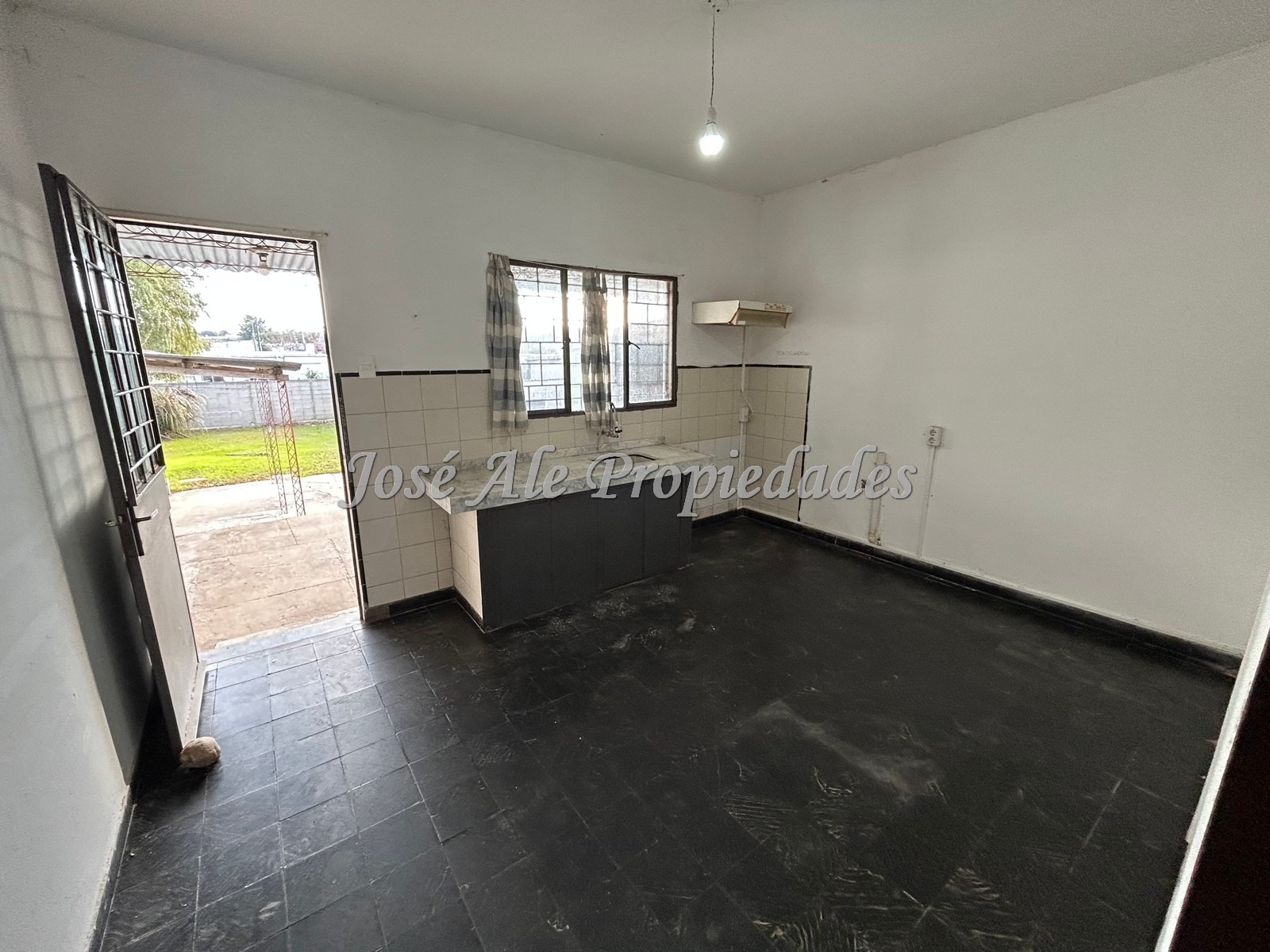 Imagen 3 de Se trata de un amplio padrón con una propiedad al frente y un departamento detrás.