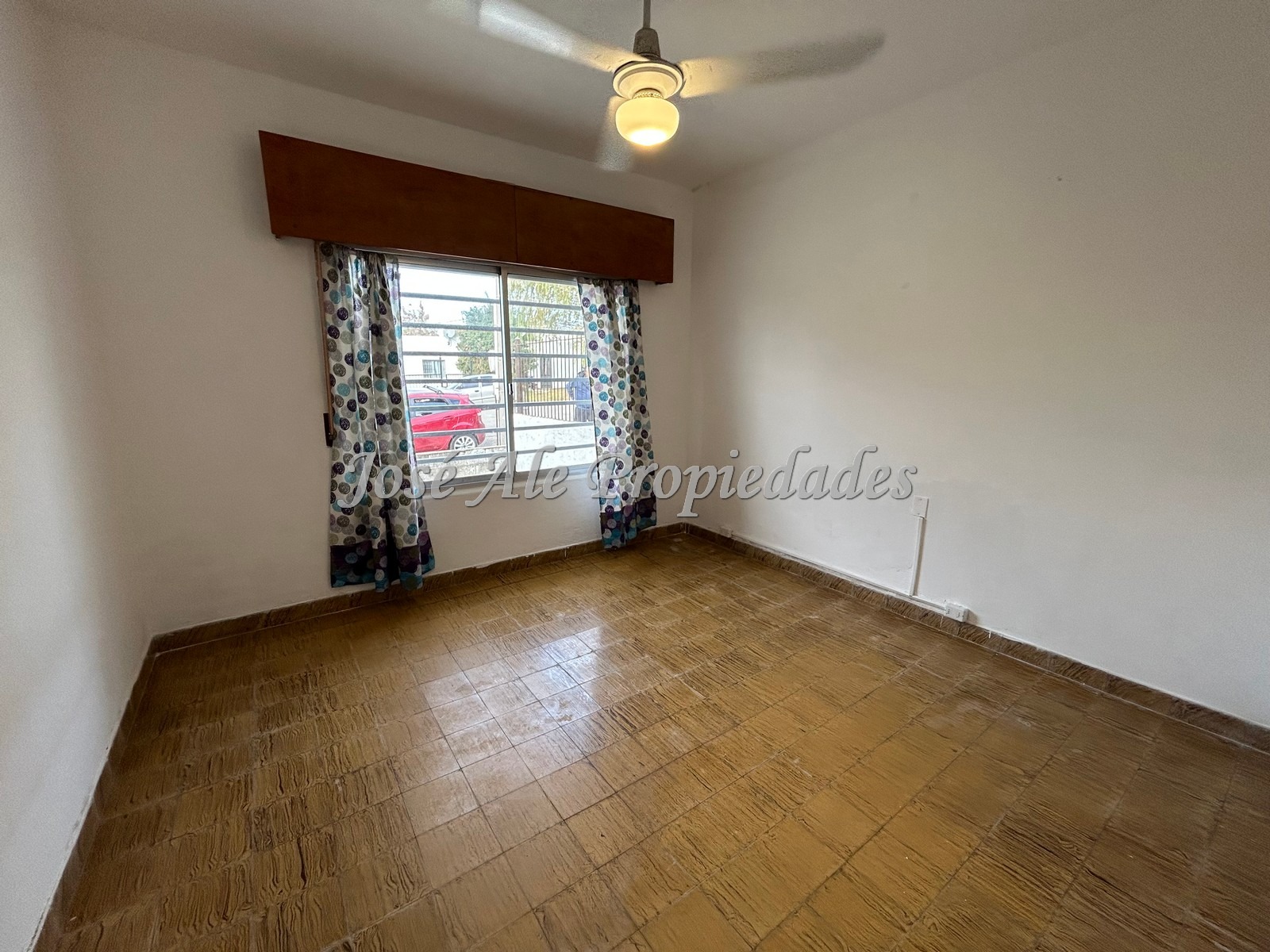 Imagen 4 de Se trata de un amplio padrón con una propiedad al frente y un departamento detrás.