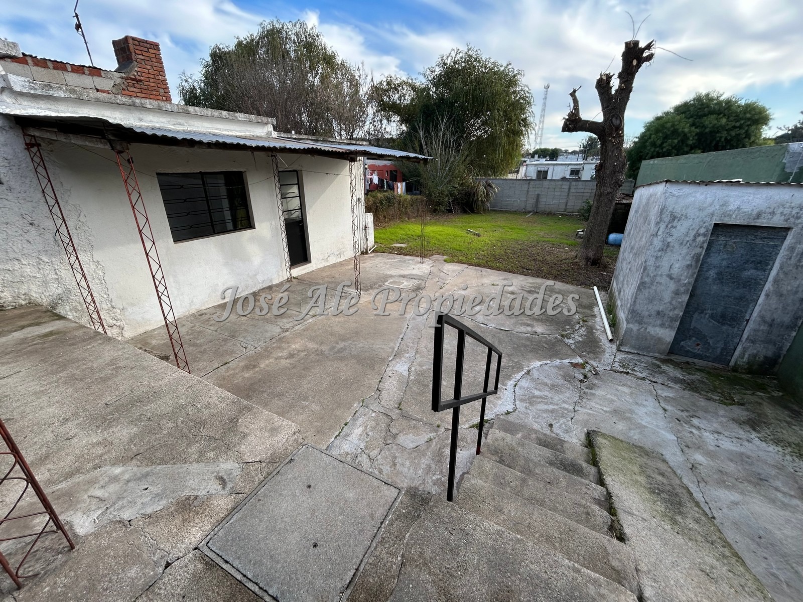Imagen 8 de Se trata de un amplio padrón con una propiedad al frente y un departamento detrás.