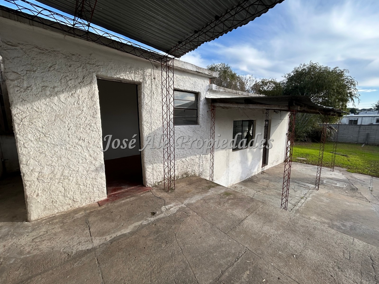 Imagen 9 de Se trata de un amplio padrón con una propiedad al frente y un departamento detrás.