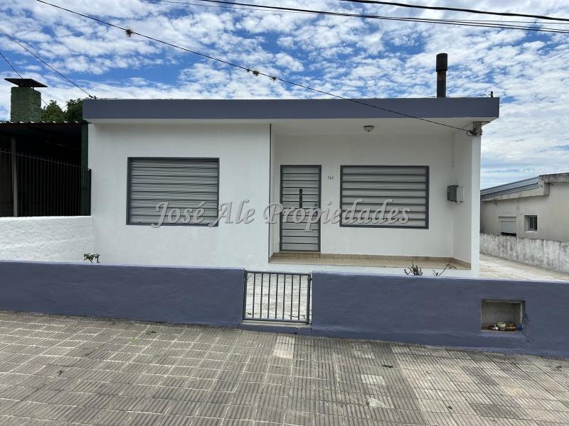 Se trata de un amplio padrón con una propiedad al frente y un departamento detrás.