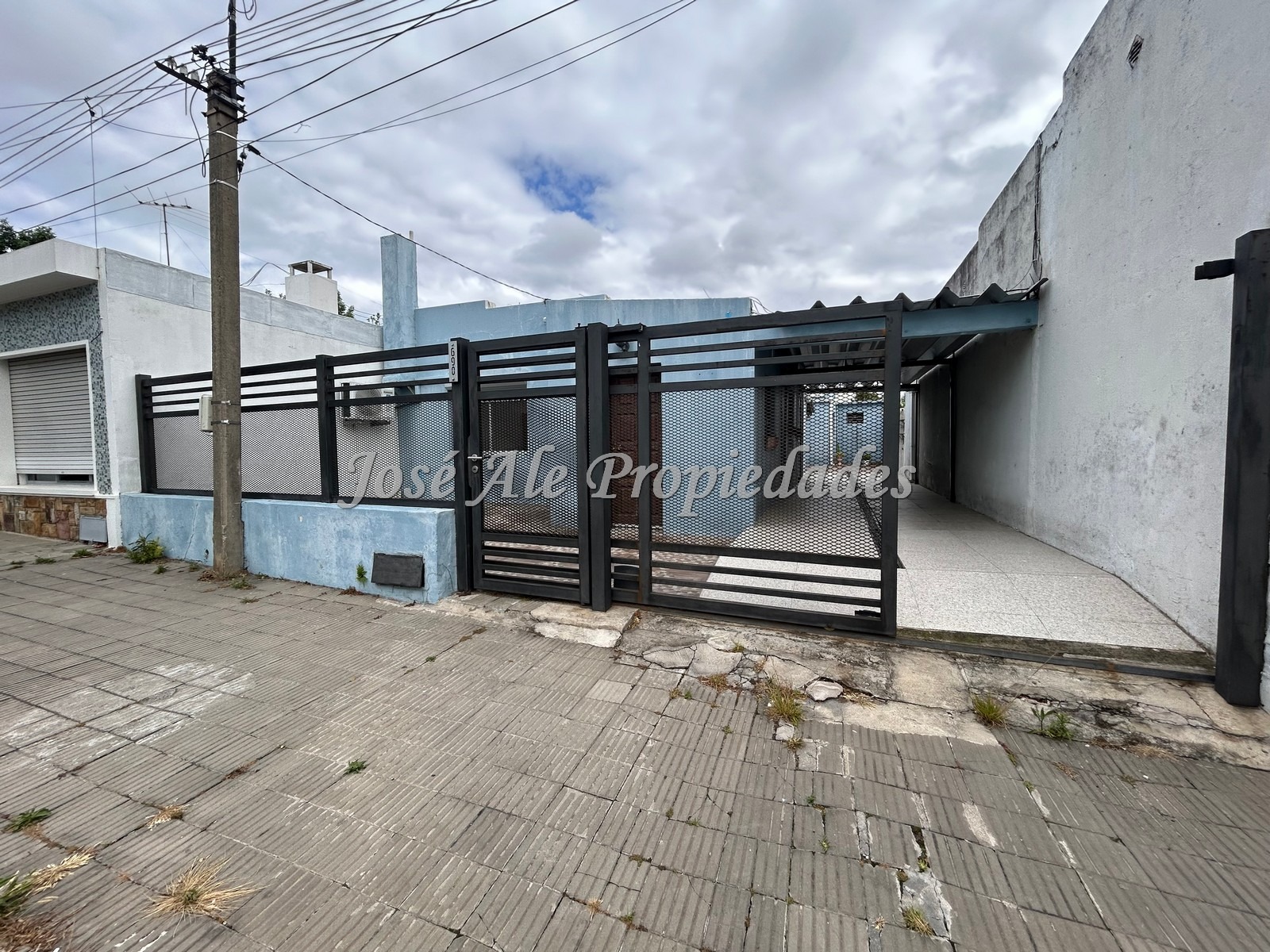 Imagen 1 de Hermosa casa con apto independiente ubicada en el centro de la ciudad de Colonia, a pocas cuadras de la Rambla y playas de la ciudad