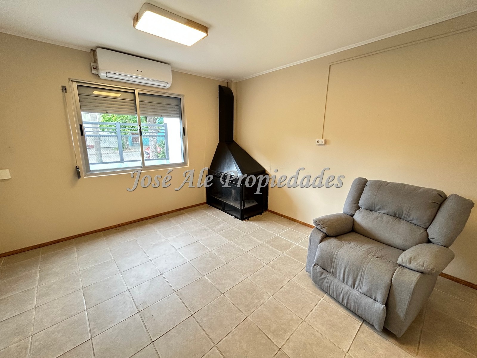 Imagen 3 de Hermosa casa con apto independiente ubicada en el centro de la ciudad de Colonia, a pocas cuadras de la Rambla y playas de la ciudad