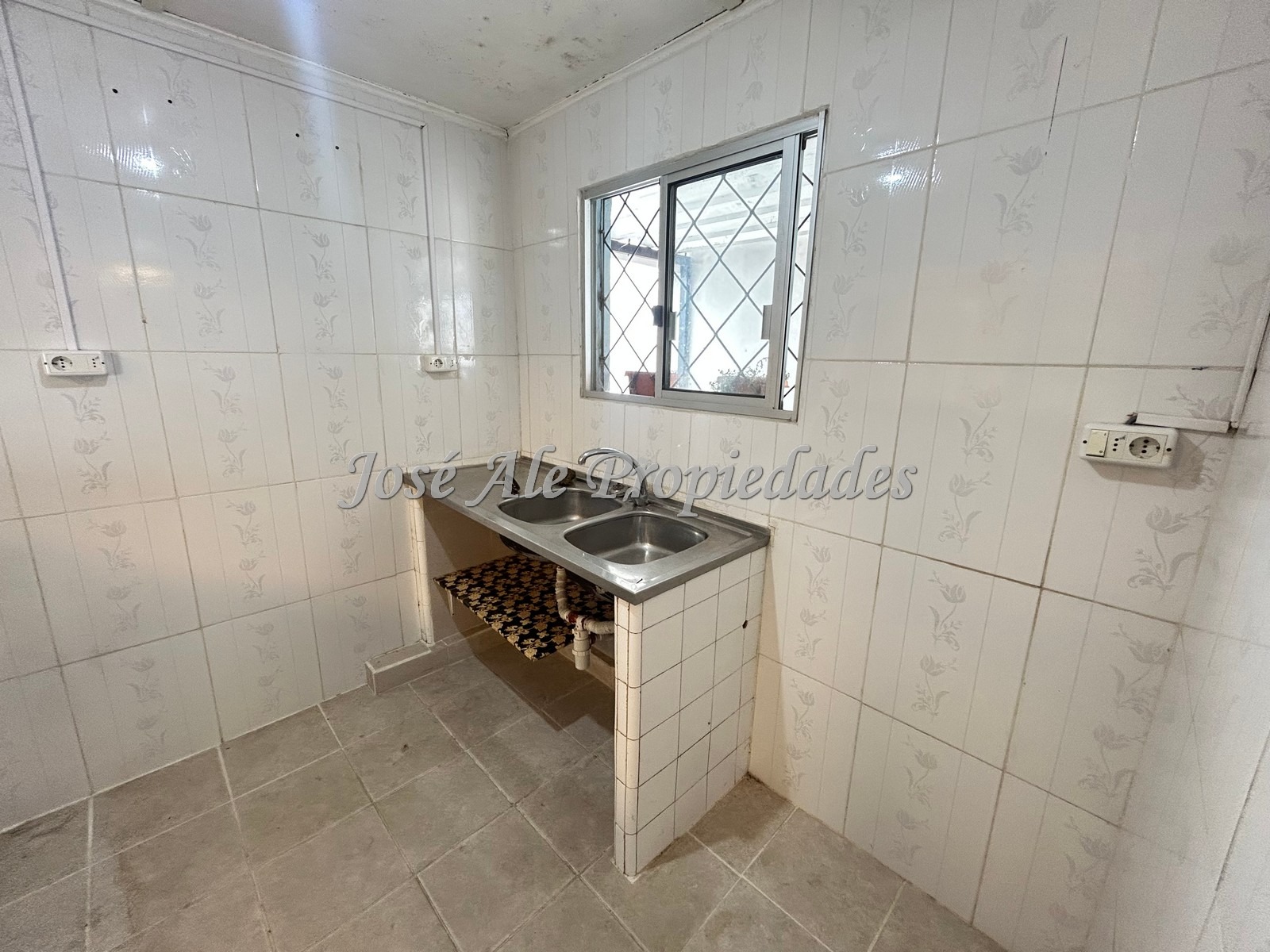 Imagen 7 de Hermosa casa con apto independiente ubicada en el centro de la ciudad de Colonia, a pocas cuadras de la Rambla y playas de la ciudad