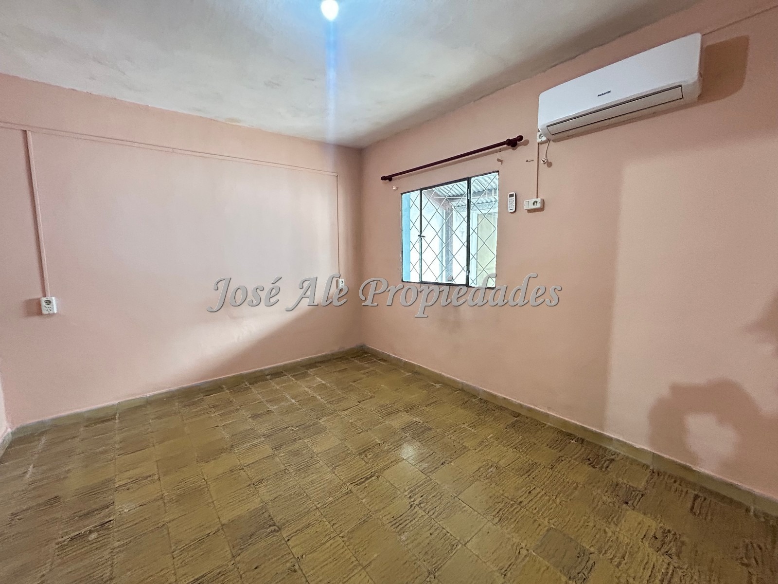 Imagen 8 de Hermosa casa con apto independiente ubicada en el centro de la ciudad de Colonia, a pocas cuadras de la Rambla y playas de la ciudad