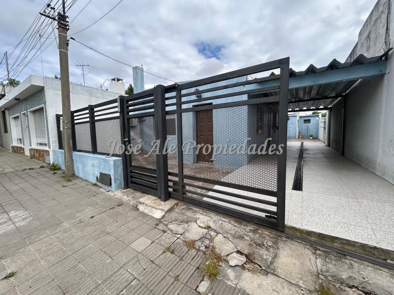 Hermosa casa con apto independiente ubicada en el centro de la ciudad de Colonia, a pocas cuadras de la Rambla y playas de la ciudad