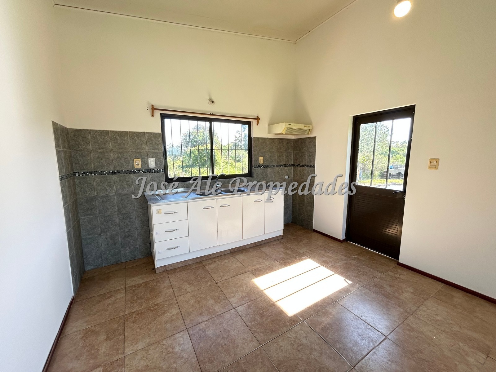 Imagen 3 de Propiedad ubicada en Laguna de los Patos a 3 km de Colonia del Sacramento. Y a solo minutos del centro.