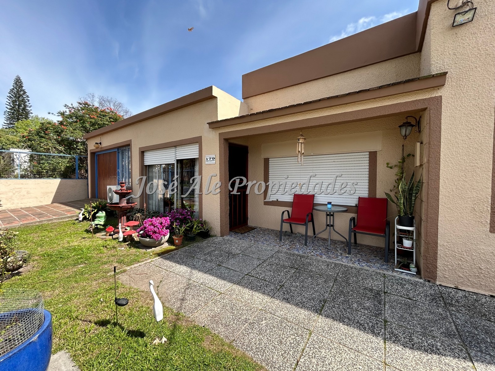 Imagen 1 de Casa de grandes dimensiones de 3 dorm. con apto al fondo a metros de Rambla Costanera, completamente remodelada, Colonia del Sacramento.