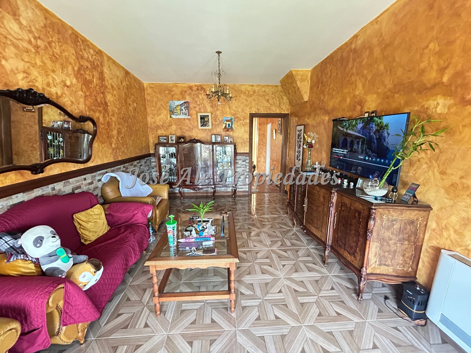 Imagen 2 de Casa de grandes dimensiones de 3 dorm. con apto al fondo a metros de Rambla Costanera, completamente remodelada, Colonia del Sacramento.