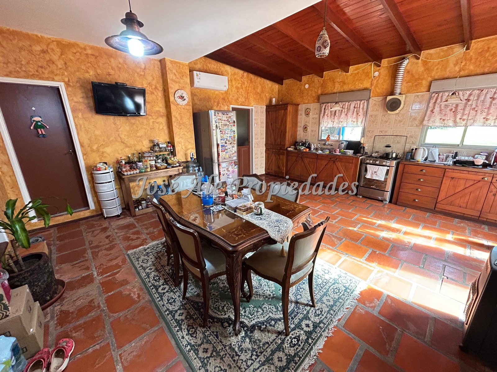 Imagen 3 de Casa de grandes dimensiones de 3 dorm. con apto al fondo a metros de Rambla Costanera, completamente remodelada, Colonia del Sacramento.