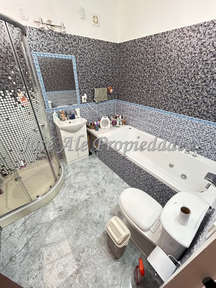 Imagen 8 de Casa de grandes dimensiones de 3 dorm. con apto al fondo a metros de Rambla Costanera, completamente remodelada, Colonia del Sacramento.