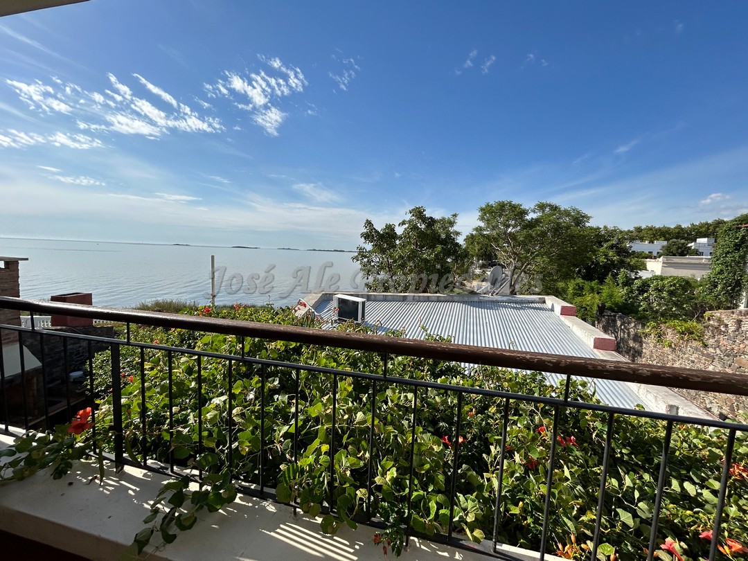 Imagen 1 de ATENCION! Destacada propiedad ubicada en el corazón del Barrio Histórico con increíble vista a la bahía de Colonia