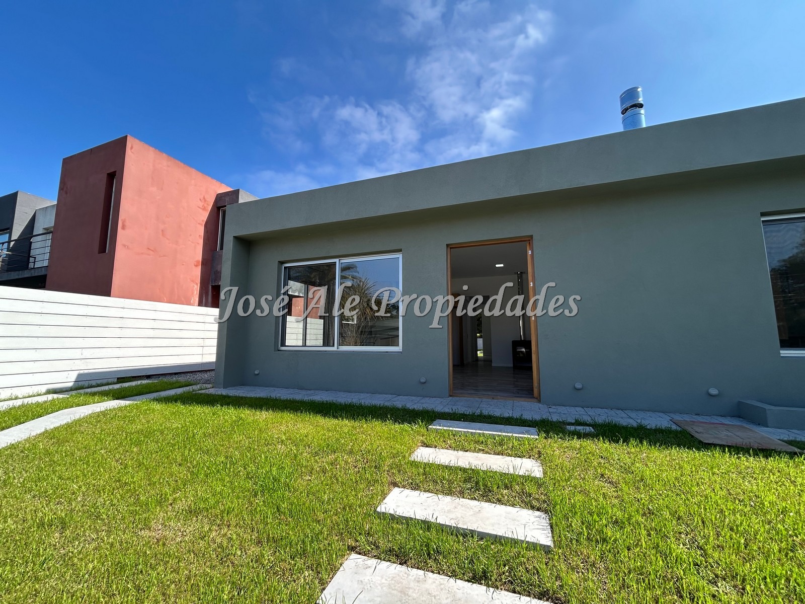 Imagen 1 de Destacada propiedad a estrenar ubicada en zona Balnearia de a pocas cuadras de la Rambla Costanera, Colonia.