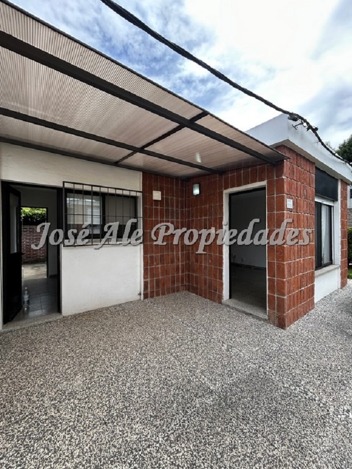 Imagen 1 de Vivienda ubicada en el Real de San Carlos, a 2 cuadras de la Rambla Costanera y playas de Colonia.