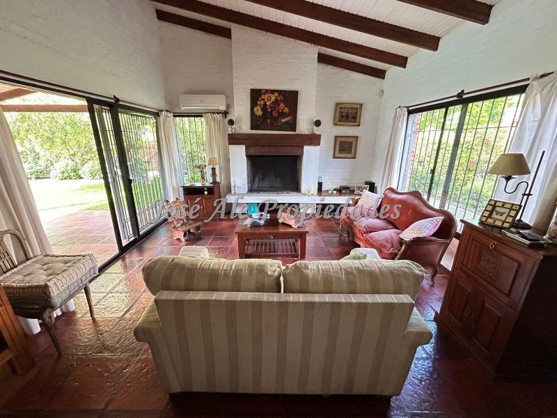 Hermosa propiedad de 3 dormitorios, a tan solo 3 cuadras de la Rambla y Playas de Colonia.