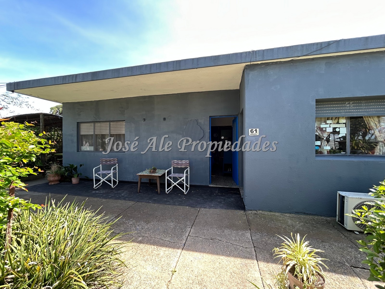 Imagen 1 de Se trata de una casa sólida, de construcción tradicional, que posee ambientes confortables y amplios.