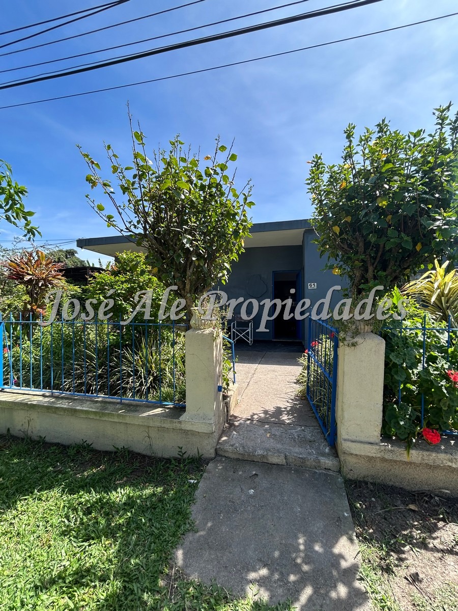 Imagen 2 de Se trata de una casa sólida, de construcción tradicional, que posee ambientes confortables y amplios.