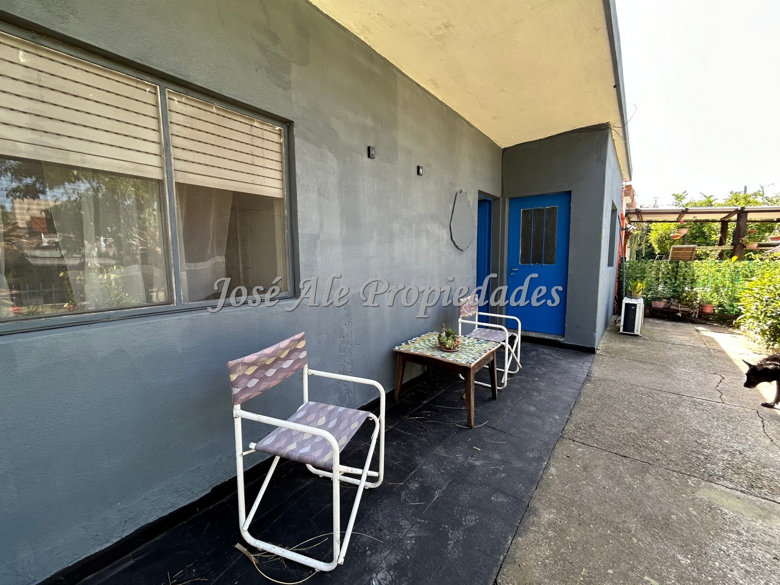 Imagen 5 de Se trata de una casa sólida, de construcción tradicional, que posee ambientes confortables y amplios.