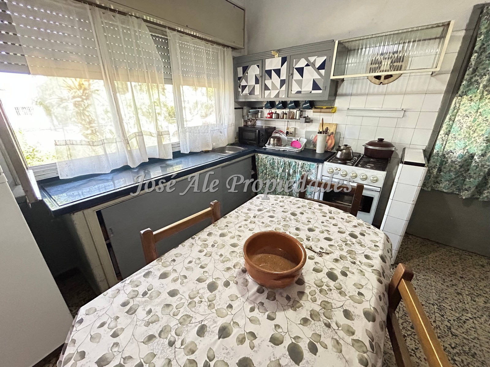 Imagen 6 de Se trata de una casa sólida, de construcción tradicional, que posee ambientes confortables y amplios.