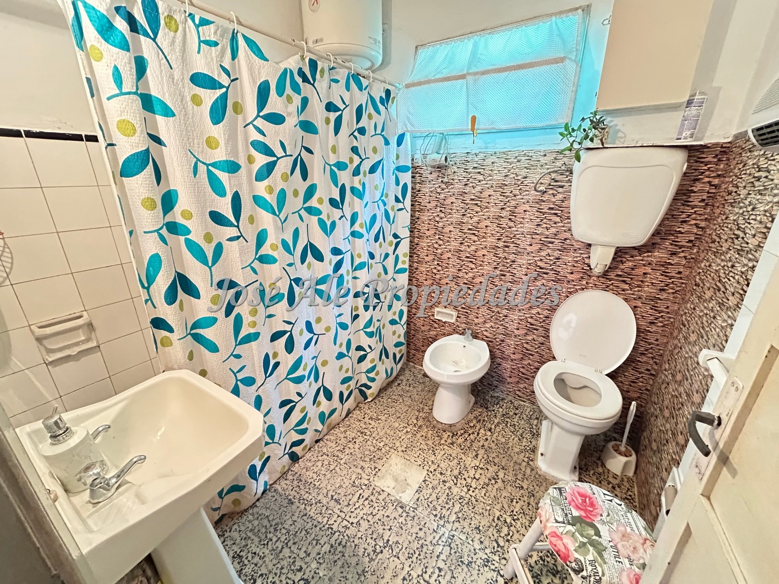 Imagen 8 de Se trata de una casa sólida, de construcción tradicional, que posee ambientes confortables y amplios.