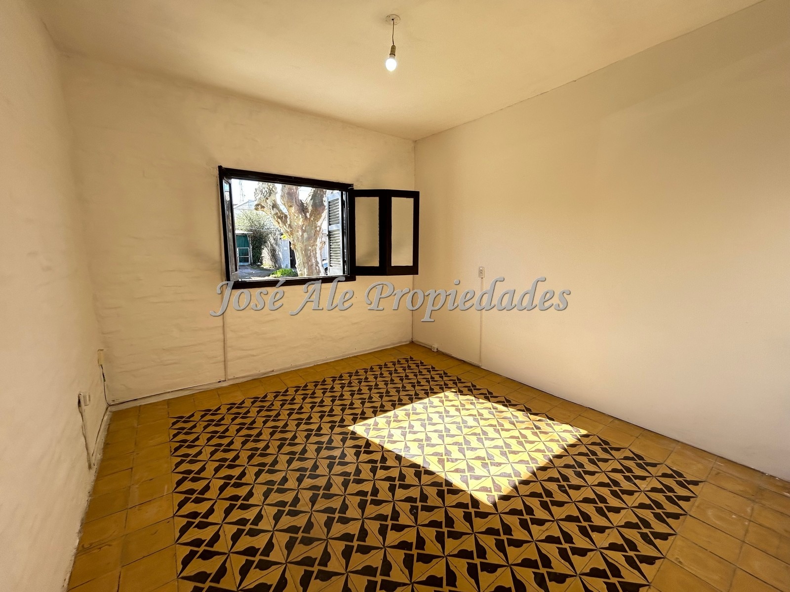 Imagen 2 de Casa ubicada a tan solo 2 cuadras del Shopping de 3 dormitorios.