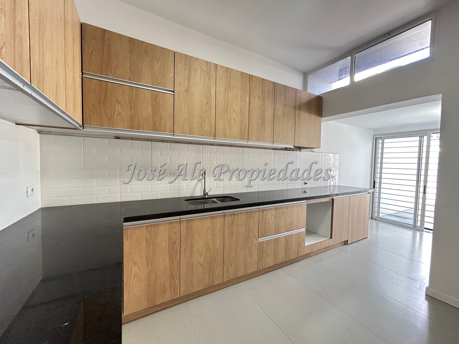 Imagen 3 de Hermosa propiedad completamente reciclada ubicada en el centro de la ciudad de Colonia.