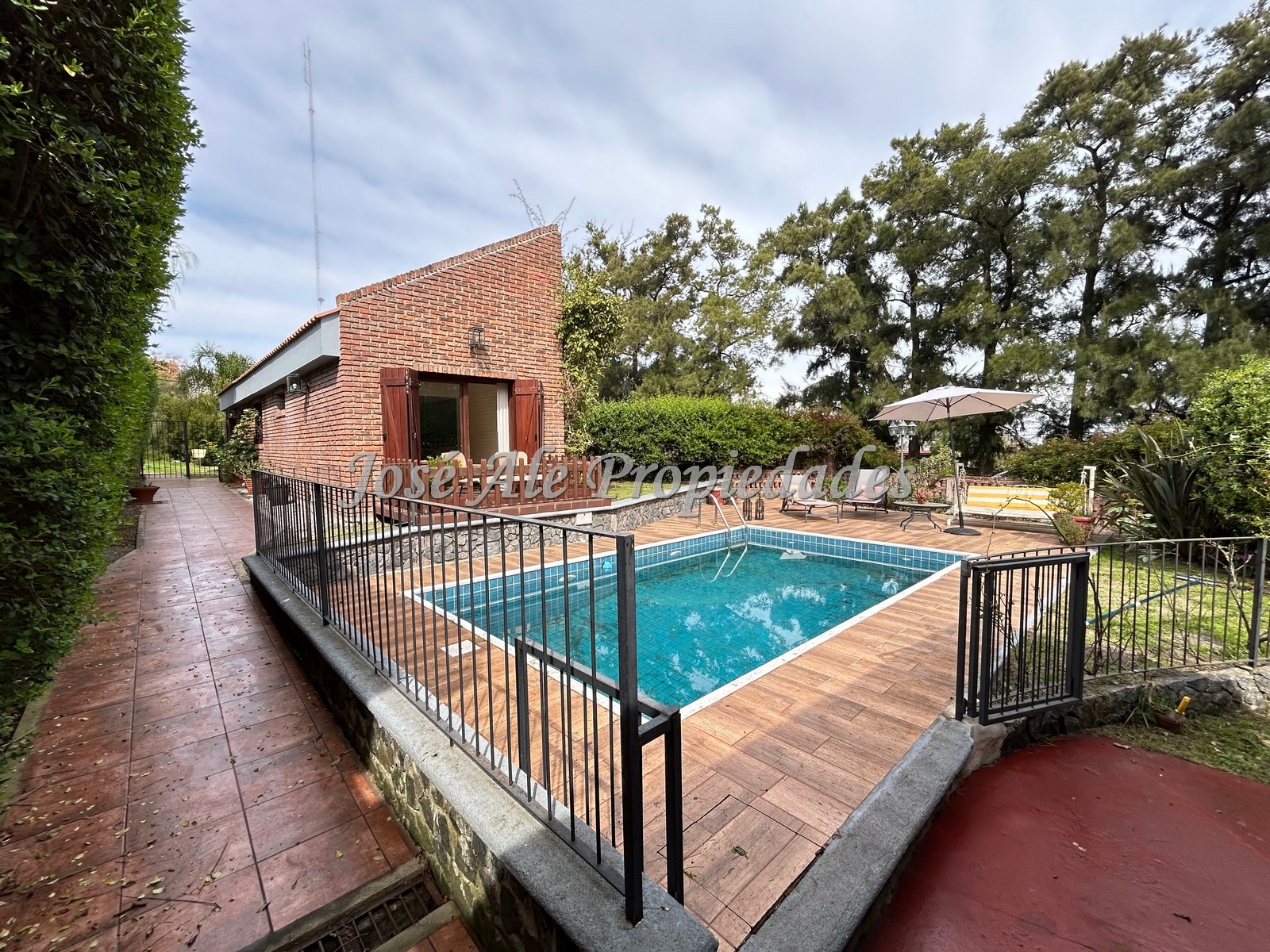 Imagen 1 de Espléndida propiedad en esquina, ubicada en Real de San Carlos, rodeada por un entorno de tranquilidad y naturaleza.