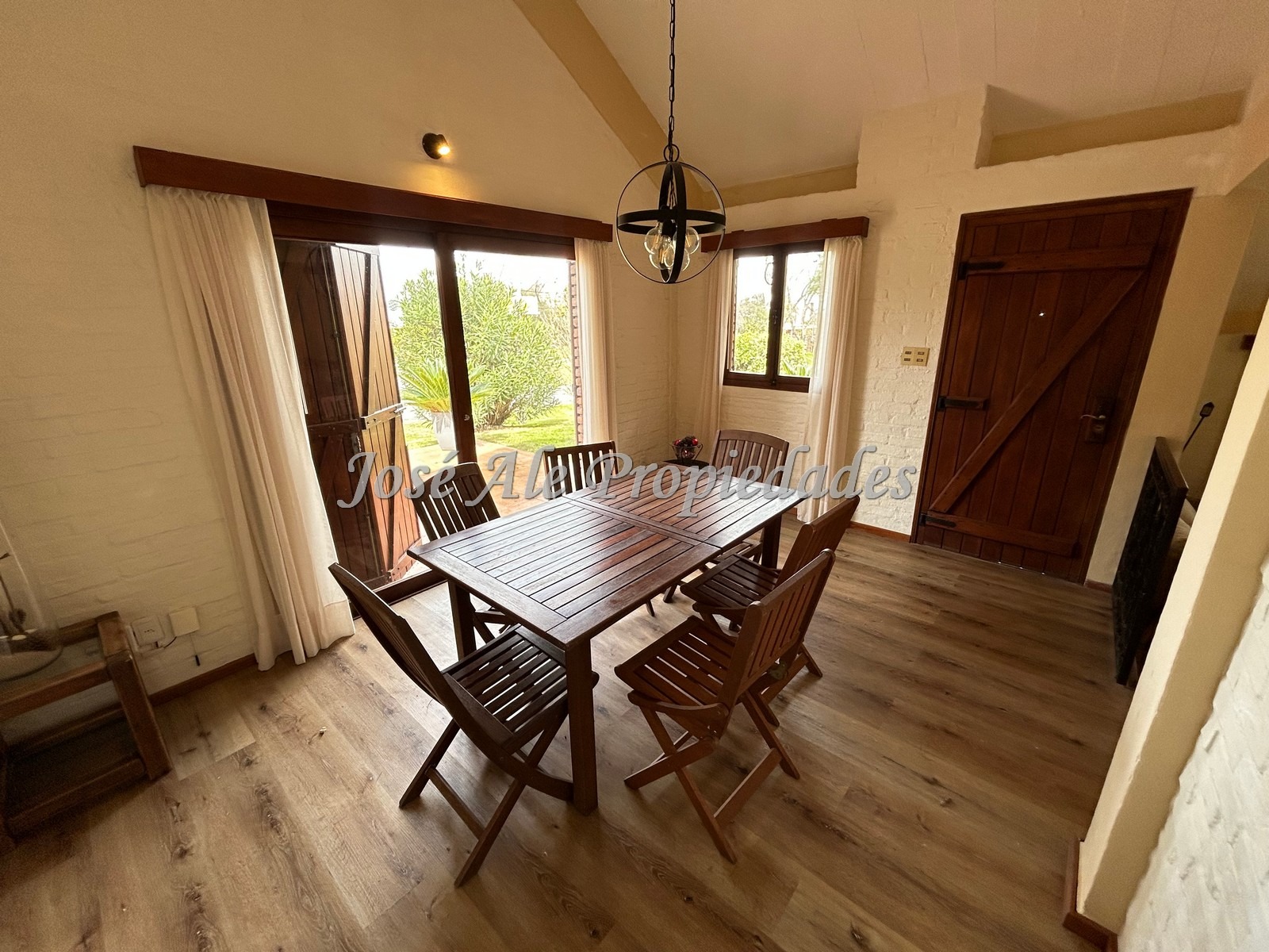 Imagen 5 de Espléndida propiedad en esquina, ubicada en Real de San Carlos, rodeada por un entorno de tranquilidad y naturaleza.