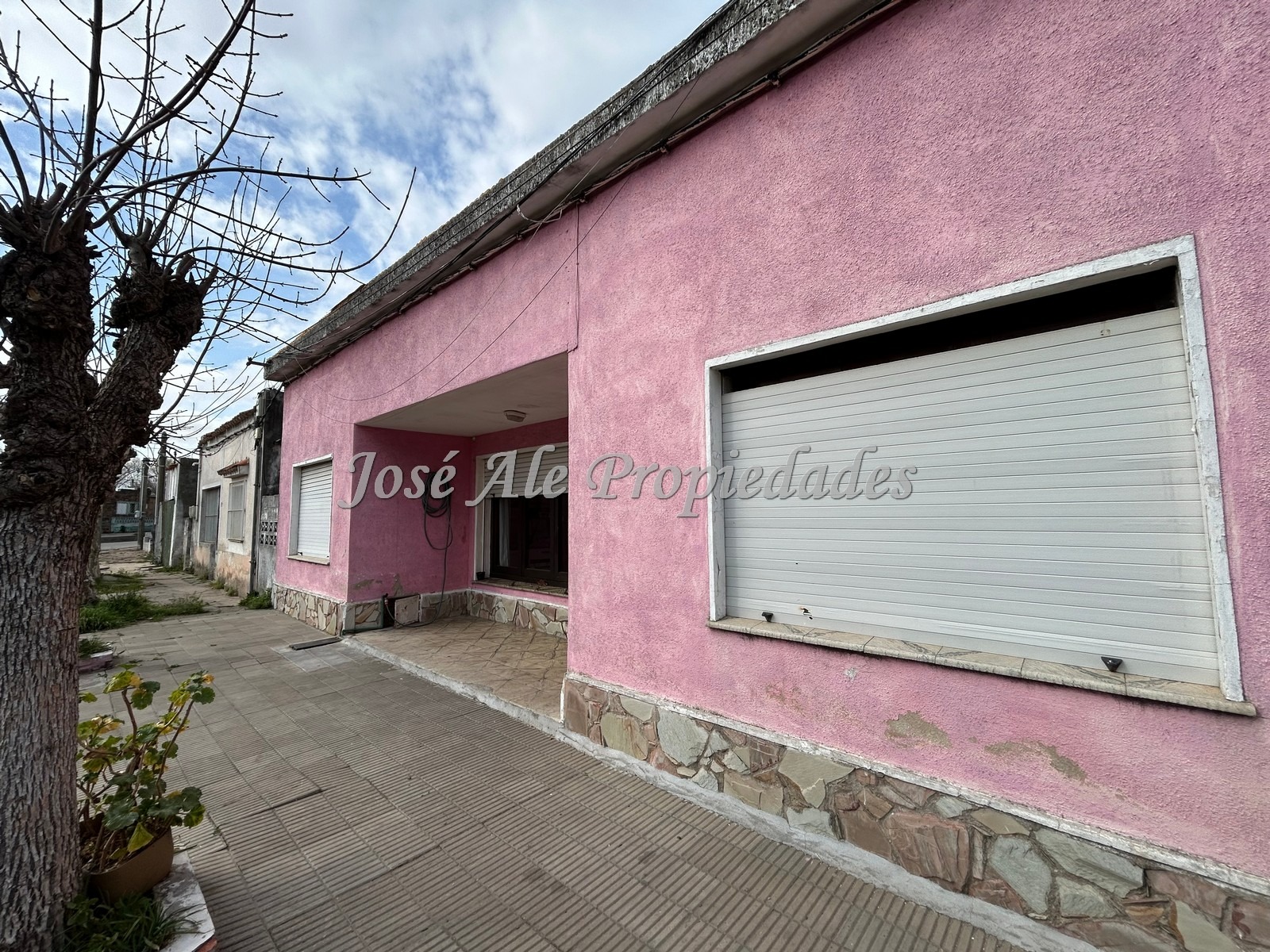 Imagen 1 de Casa de 2 dormitorios con galpón ubicada en el centro de Juan Lacaze, Colonia.