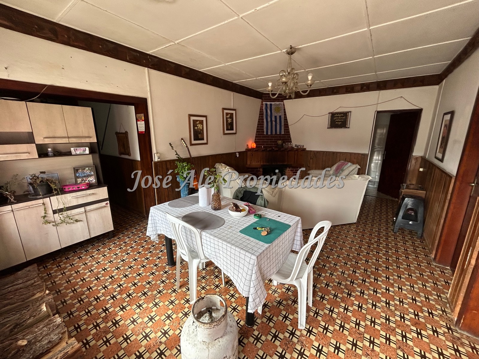 Imagen 2 de Casa de 2 dormitorios con galpón ubicada en el centro de Juan Lacaze, Colonia.