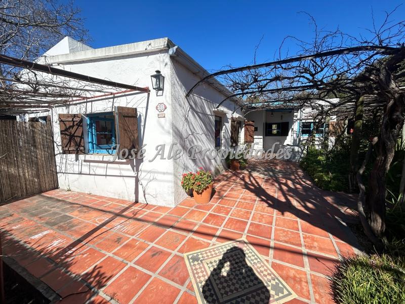 NUEVO PRECIO! Hermosa casa de grande dimensiones. Rodeada por un entorno de naturaleza, Colonia