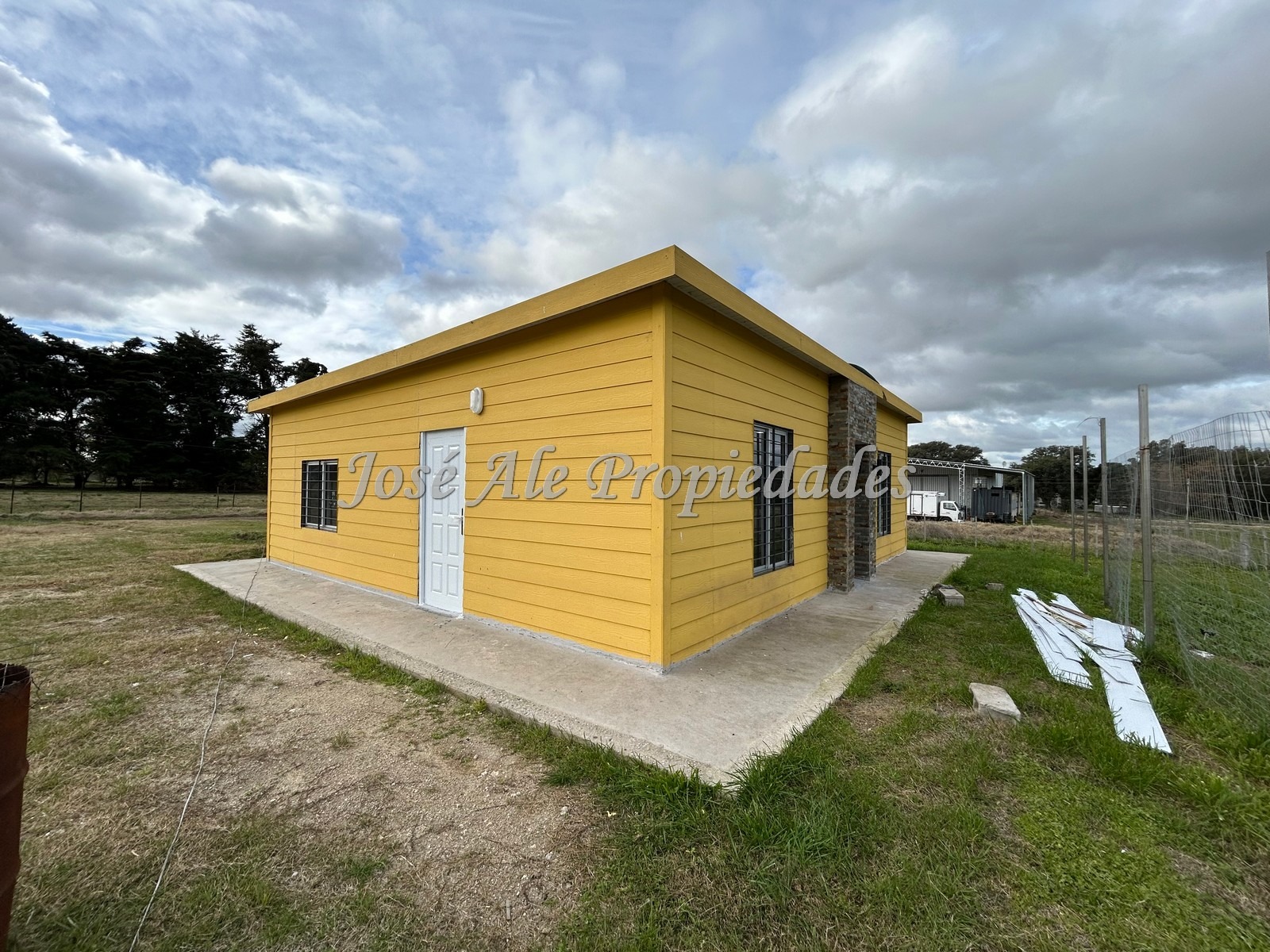 Imagen 1 de Casa ubicada en ruta 21 a tan solo 10 minutos del centro de la ciudad de Colonia del Sacramento.