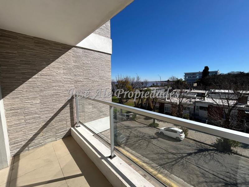 Espectacular apartamento de un dormitorio en edificio residencial frente al Rio de la Plata, Colonia.