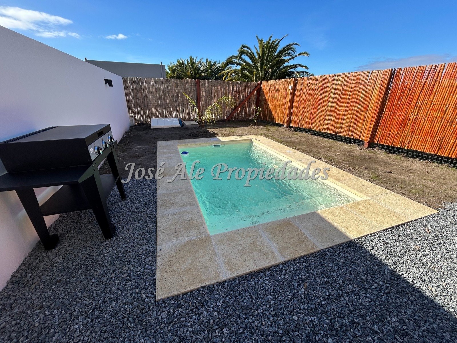 Imagen 1 de Casa de 2 dormitorios a estrenar con renta ubicada en agradable entorno en el Real de San Carlos, Colonia.