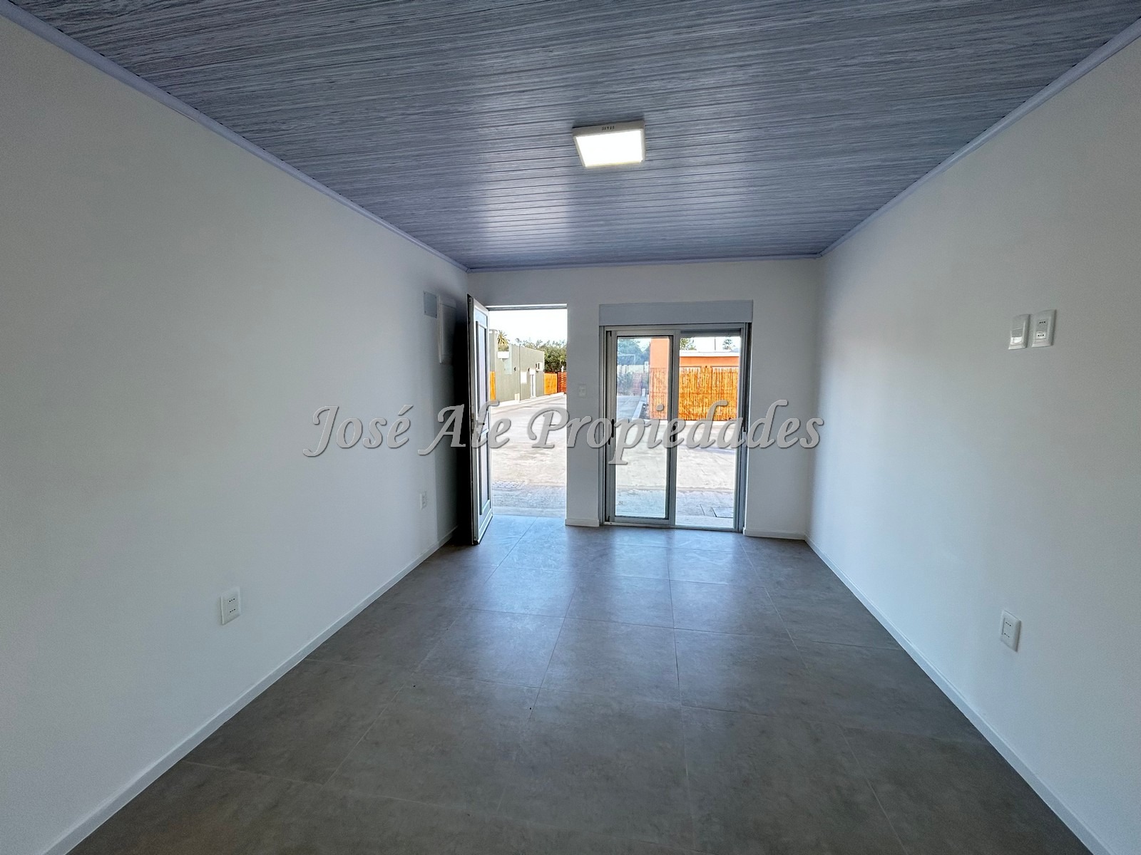 Imagen 2 de Casa de 2 dormitorios a estrenar con renta ubicada en agradable entorno en el Real de San Carlos, Colonia.