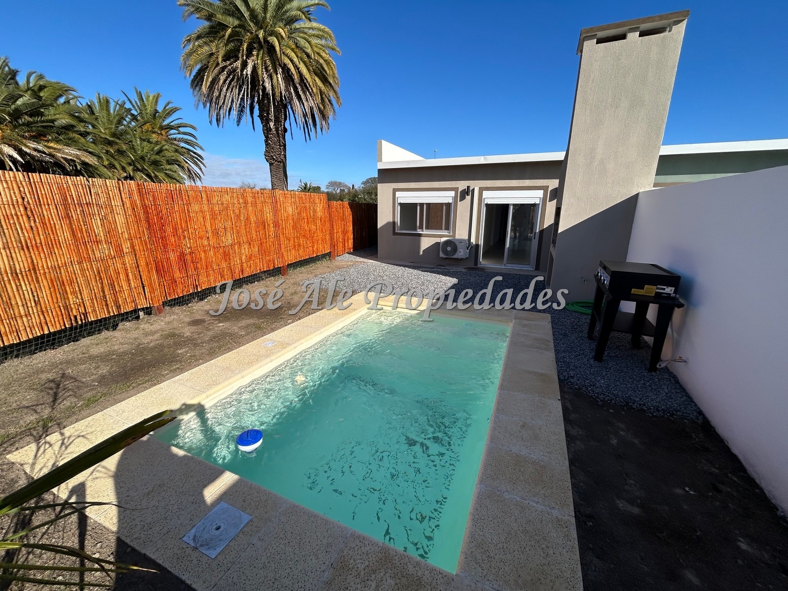 Imagen 1 de Casa de 2 dormitorios a estrenar ubicada en agradable entorno en el Real de San Carlos, Colonia.