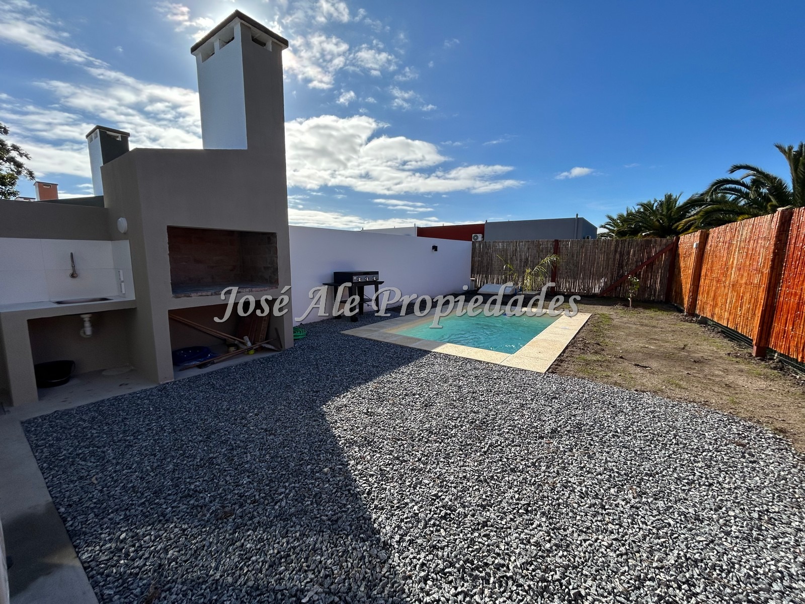 Imagen 1 de Casa de 2 dormitorios a estrenar con renta ubicada en agradable entorno en el Real de San Carlos, Colonia