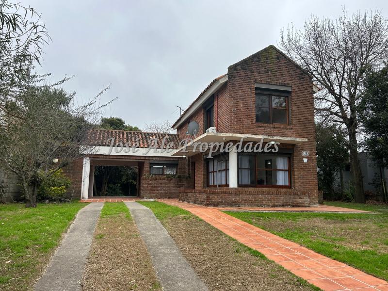 Importante propiedad de 176m2 ubicada a metros de la Rambla Costanera y playas de Colonia.