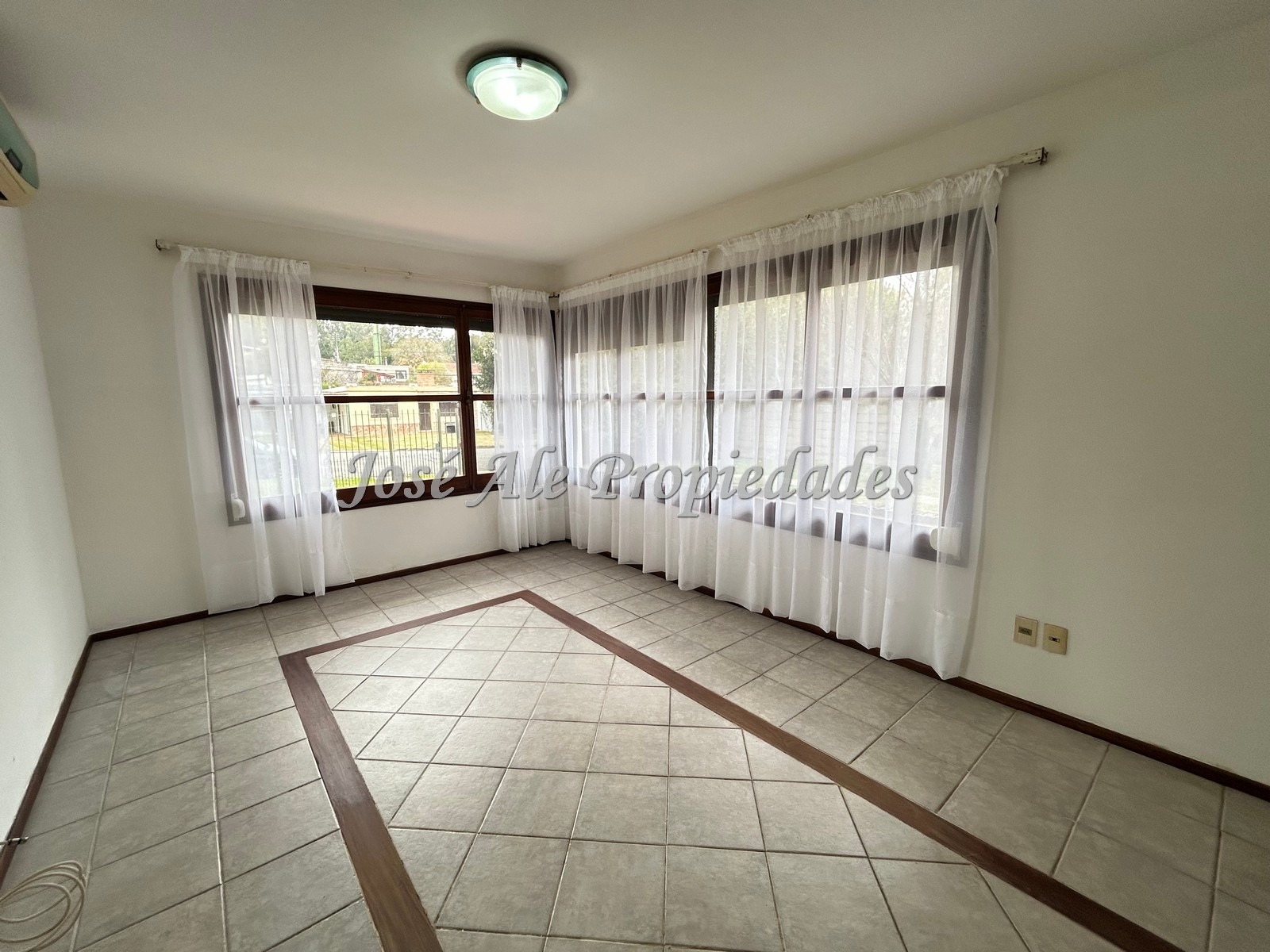 Imagen 4 de Importante propiedad de 176m2 ubicada a metros de la Rambla Costanera y playas de Colonia.