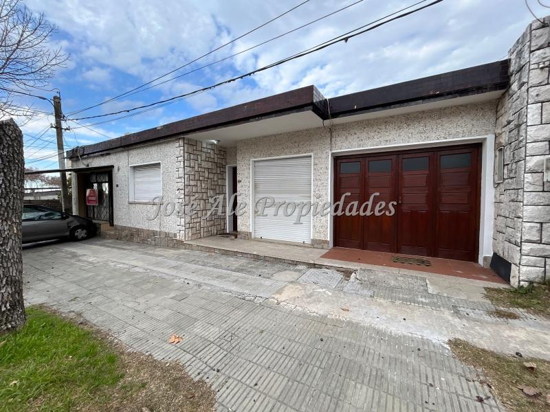 Casa de 2 dormitorios con apto independiente, Colonia.