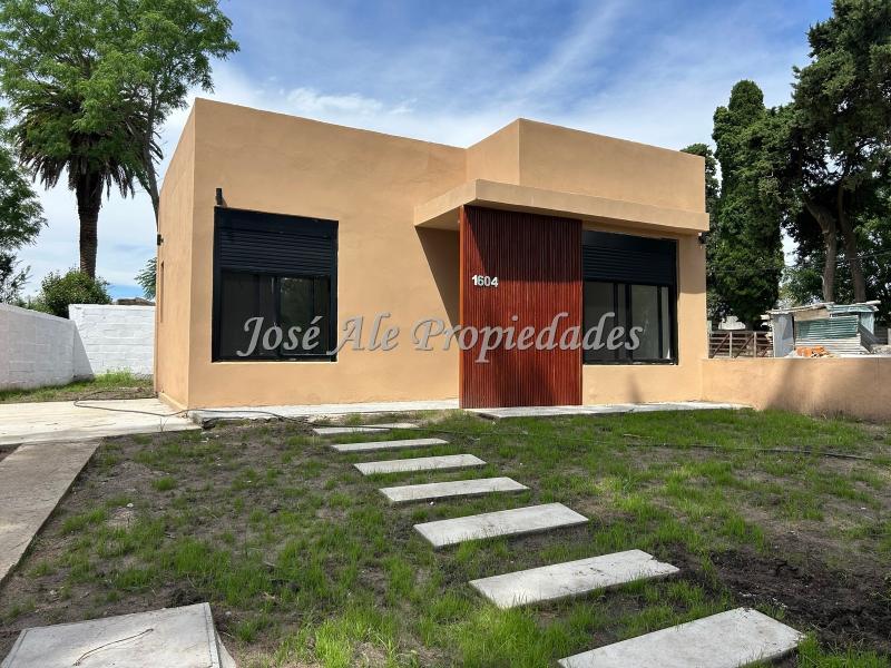 Casa de 2 dormitorios a estrenar a 3 cuadras de la Rambla y Playas de Colonia.