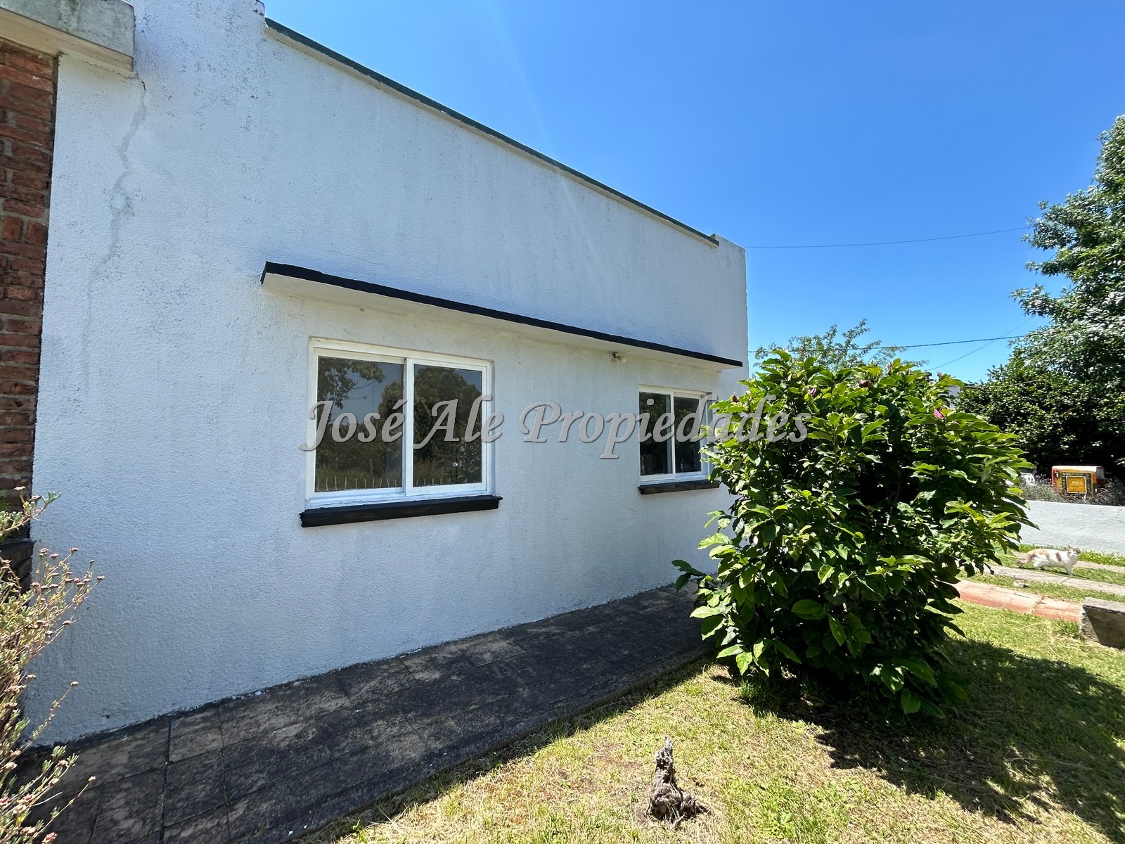 Imagen 2 de Casa amplia de 3 dormitorios, ideal para familia y con múltiples comodidades, ubicada en zona tranquila y arbolada, de Colonia.