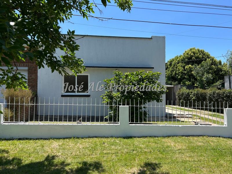 Casa amplia de 3 dormitorios, ideal para familia y con múltiples comodidades, ubicada en zona tranquila y arbolada, de Colonia.