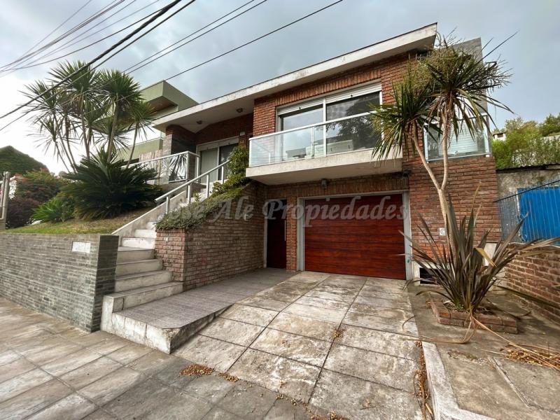 Excelente propiedad ubicada a metros de Rambla Costanera, estratégicamente ubicada a pasos del centro de la ciudad.