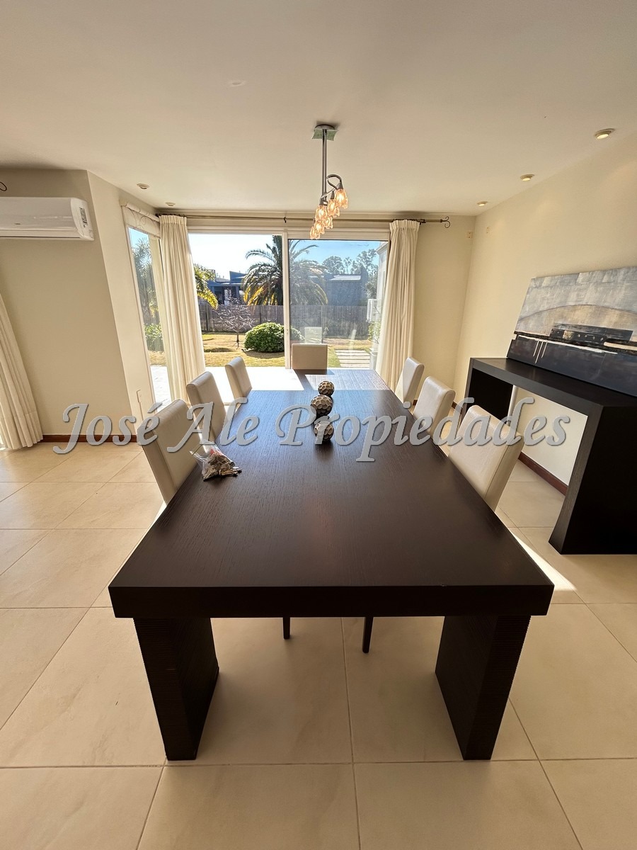 Imagen 2 de Destacada propiedad de 4 dormitorios y 4 baños en el Barrio Sheraton, Colonia.