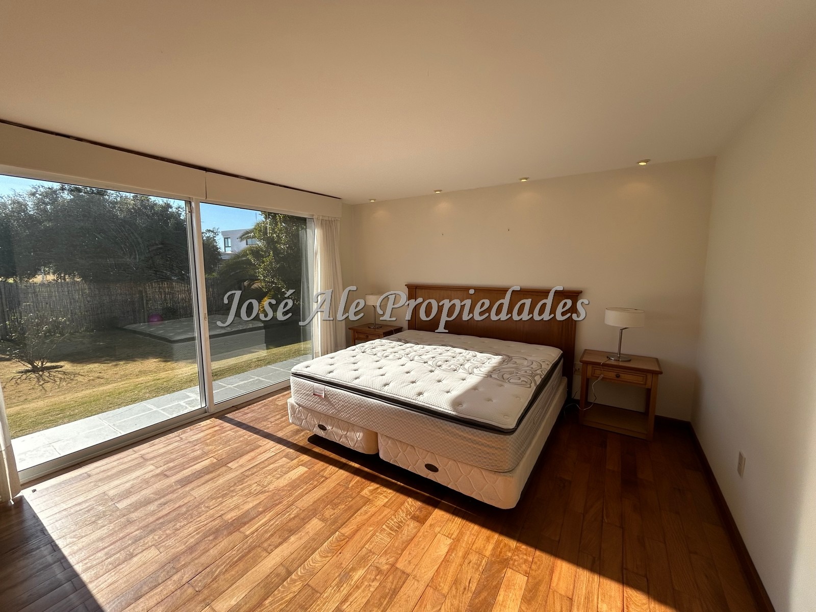 Imagen 4 de Destacada propiedad de 4 dormitorios y 4 baños en el Barrio Sheraton, Colonia.