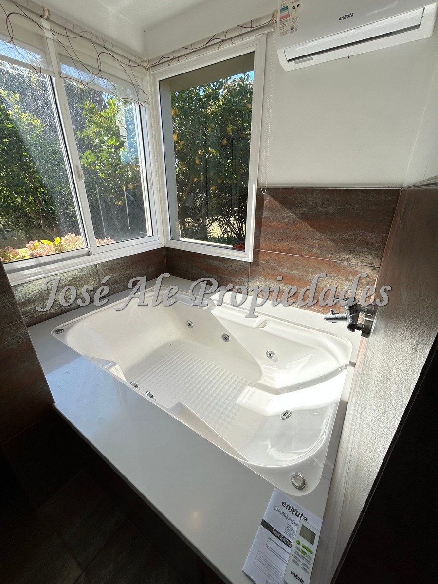 Imagen 6 de Destacada propiedad de 4 dormitorios y 4 baños en el Barrio Sheraton, Colonia.