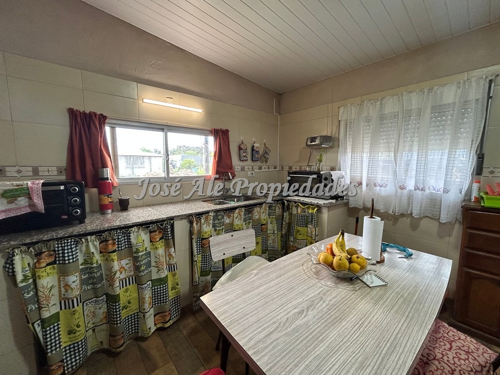 Imagen 5 de Impecable casa de 2 dormitorios, ubicada en el general con fácil acceso desde ruta 1.